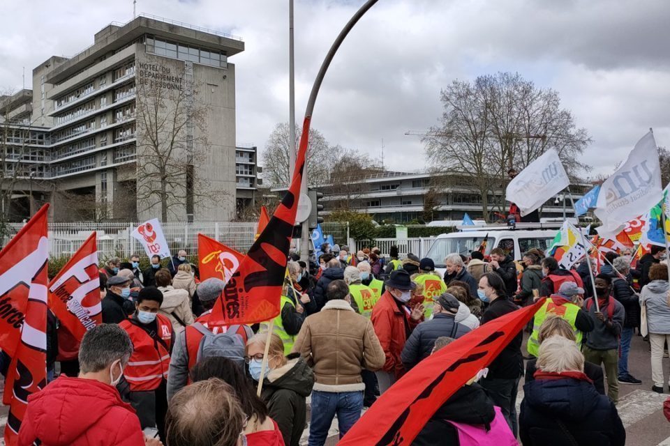 Retards massifs à la préfecture de l’Essonne : des milliers de vies suspendues
